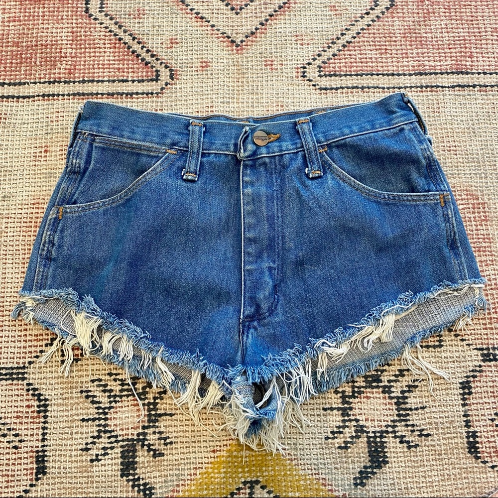 Vintage 1970s Wrangler cut off shorts size 26